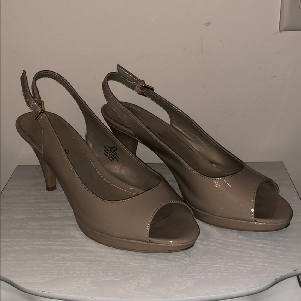 Nude pumps
